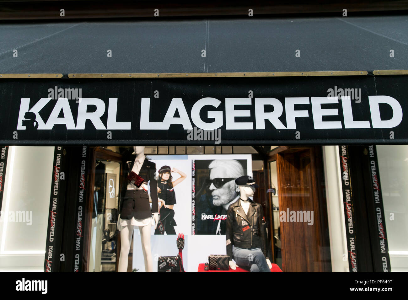 Un segno del logo al di fuori di un Karl Lagerfeld retail store a Vienna il 4 settembre 2018. Foto Stock