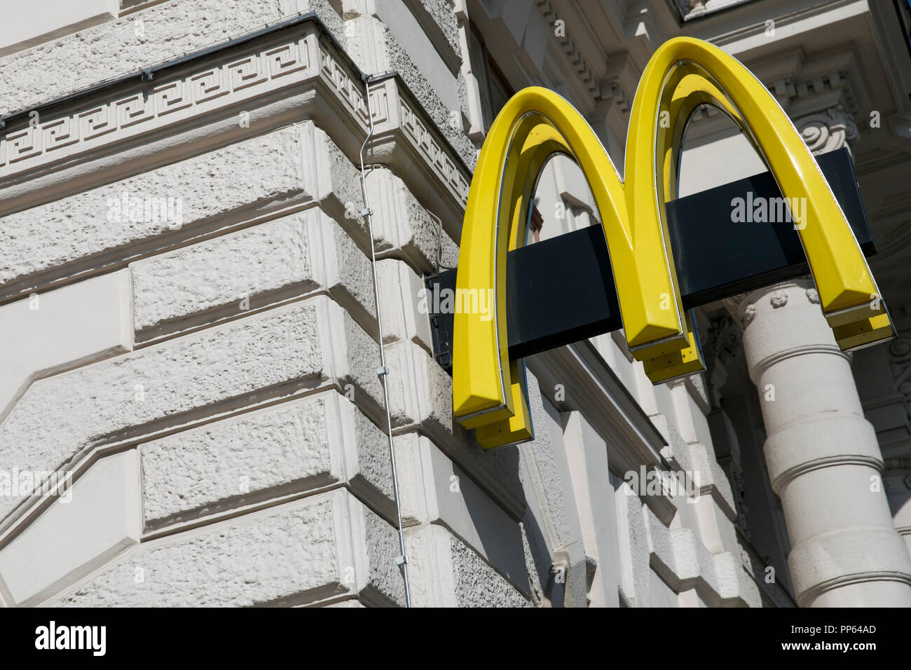 Un segno del logo al di fuori di un McDonald's ristorante fast food a Vienna il 6 settembre 2018. Foto Stock