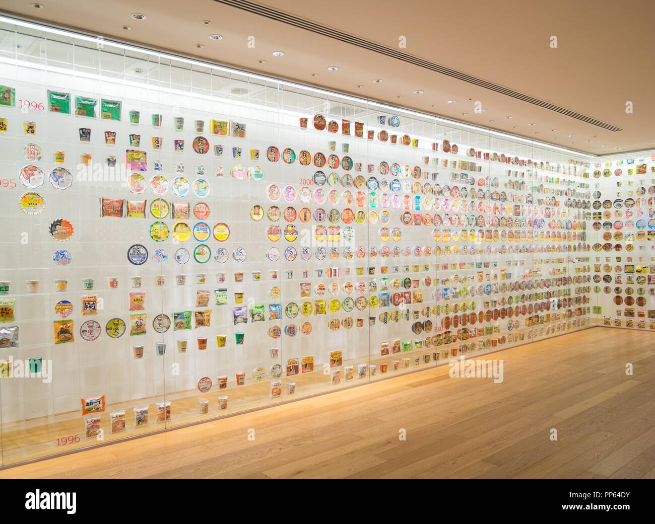 Le tagliatelle istante Storia Cube mostra al Museo Cupnoodles (Momofuku Ando tagliatelle istante museo) a Yokohama, Giappone. Foto Stock