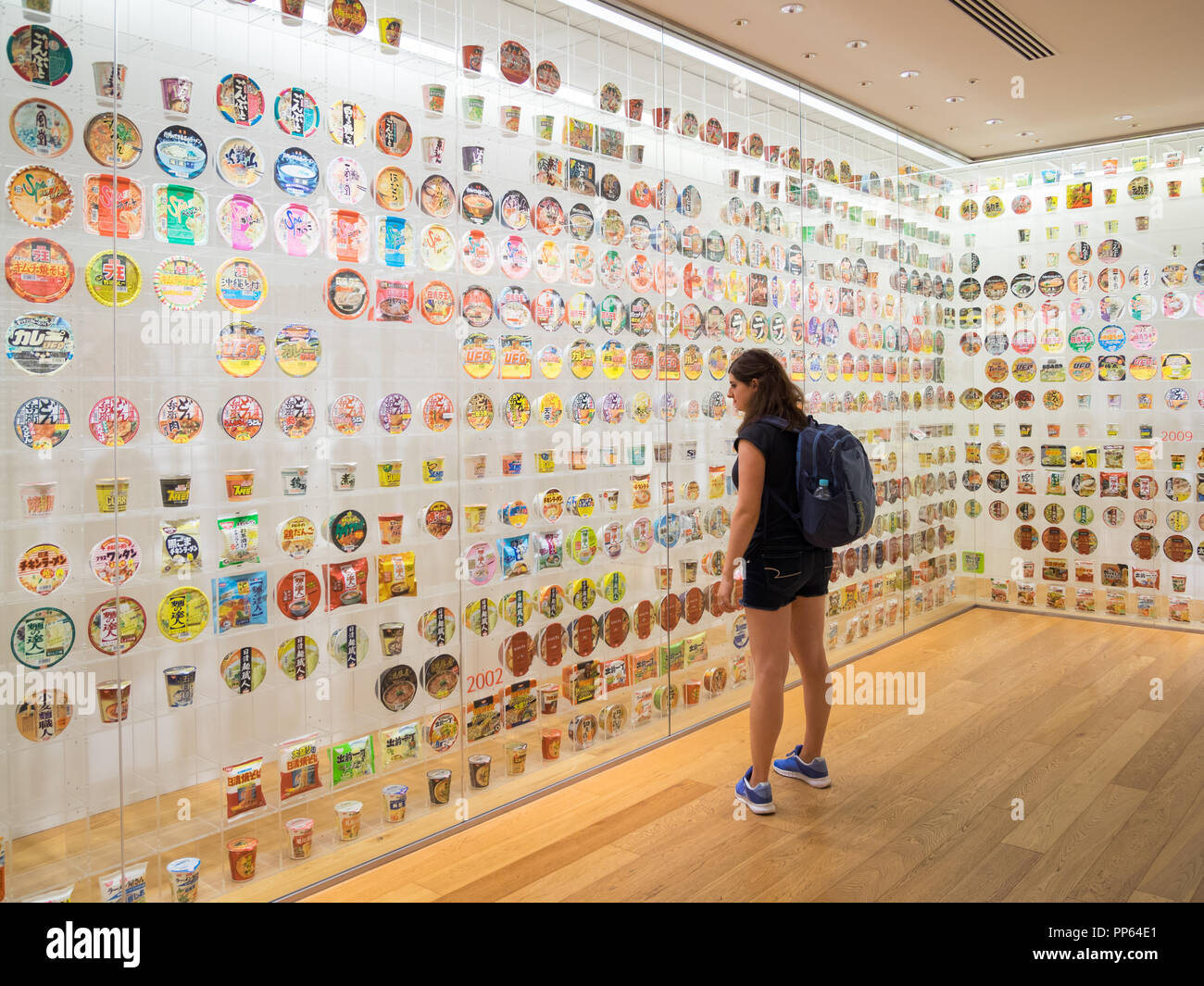 Le tagliatelle istante Storia Cube mostra al Museo Cupnoodles (Momofuku Ando tagliatelle istante museo) a Yokohama, Giappone. Foto Stock