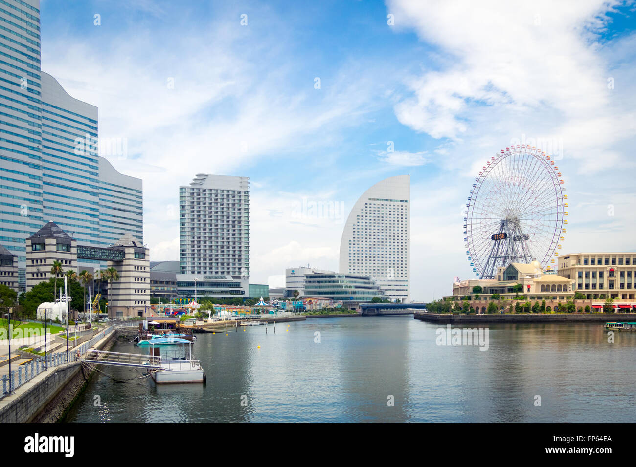 La bellissima skyline di Yokohama e Yokohama waterfront presso Minato-Mirai e il Cosmo orologio 21 ruota panoramica Ferris Yokohama, nella prefettura di Kanagawa, Giappone. Foto Stock