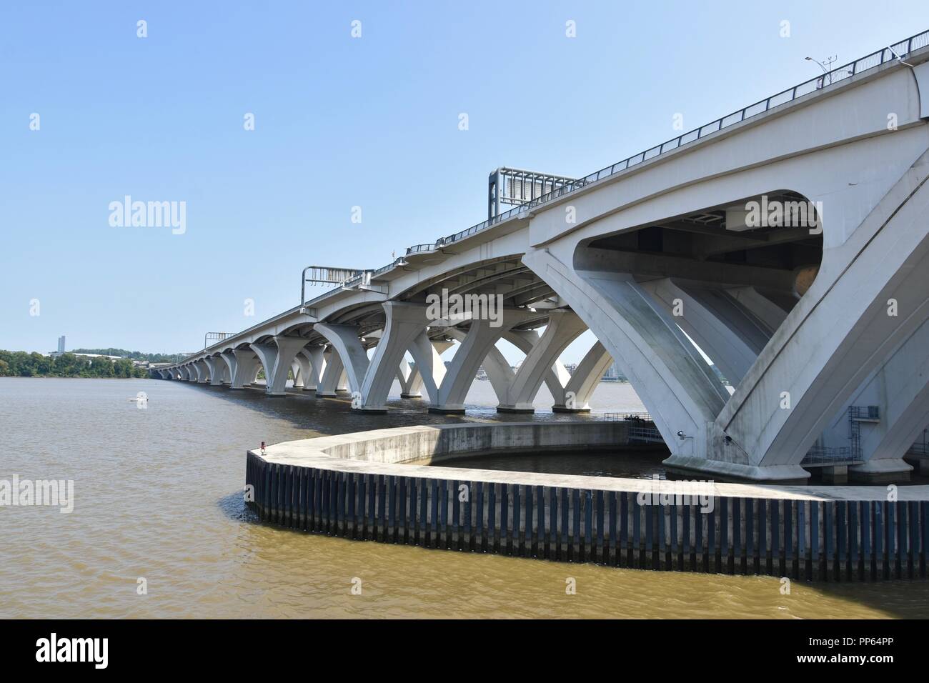Capital Beltway Woodrow Wilson Memorial ponte che attraversa il fiume Potomac, appena a sud di Washington D.C. tra Maryland e Virginia, Stati Uniti d'America Foto Stock