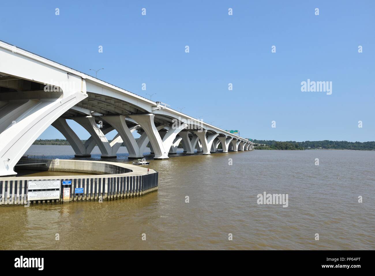 Capital Beltway Woodrow Wilson Memorial ponte che attraversa il fiume Potomac, appena a sud di Washington D.C. tra Maryland e Virginia, Stati Uniti d'America Foto Stock