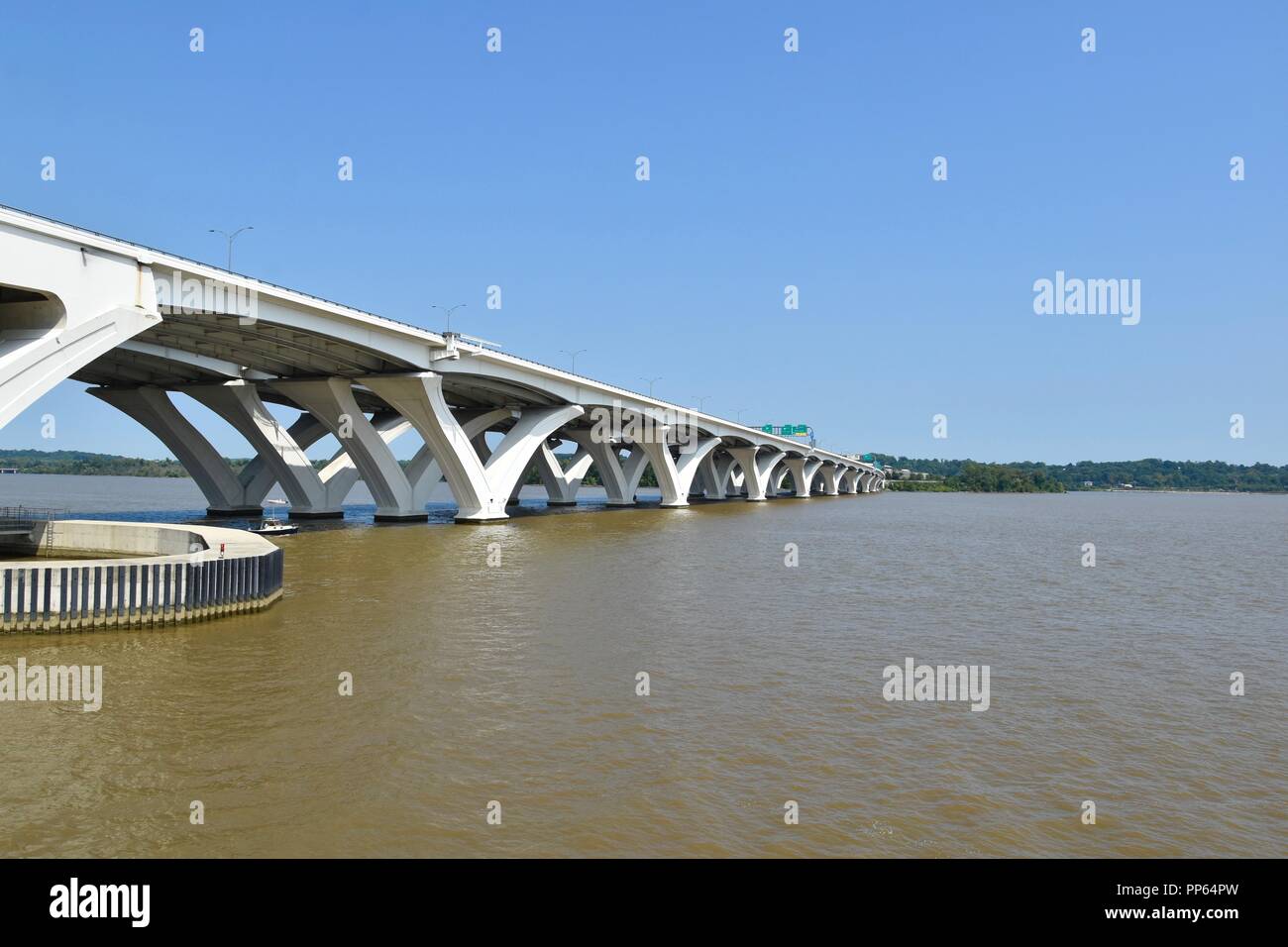Capital Beltway Woodrow Wilson Memorial ponte che attraversa il fiume Potomac, appena a sud di Washington D.C. tra Maryland e Virginia, Stati Uniti d'America Foto Stock