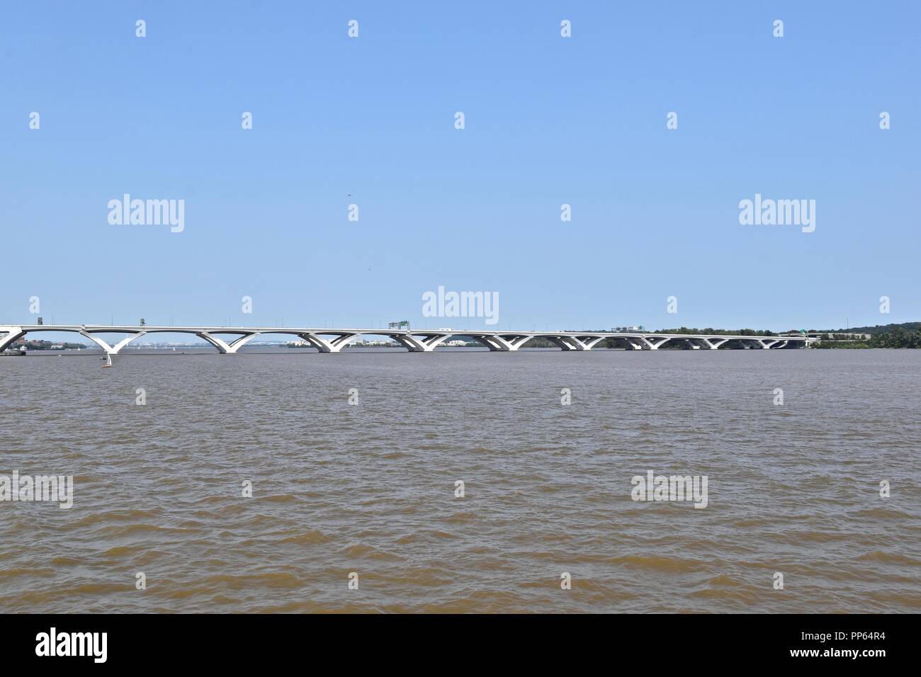 Capital Beltway Woodrow Wilson Memorial ponte che attraversa il fiume Potomac, appena a sud di Washington D.C. tra Maryland e Virginia, Stati Uniti d'America Foto Stock