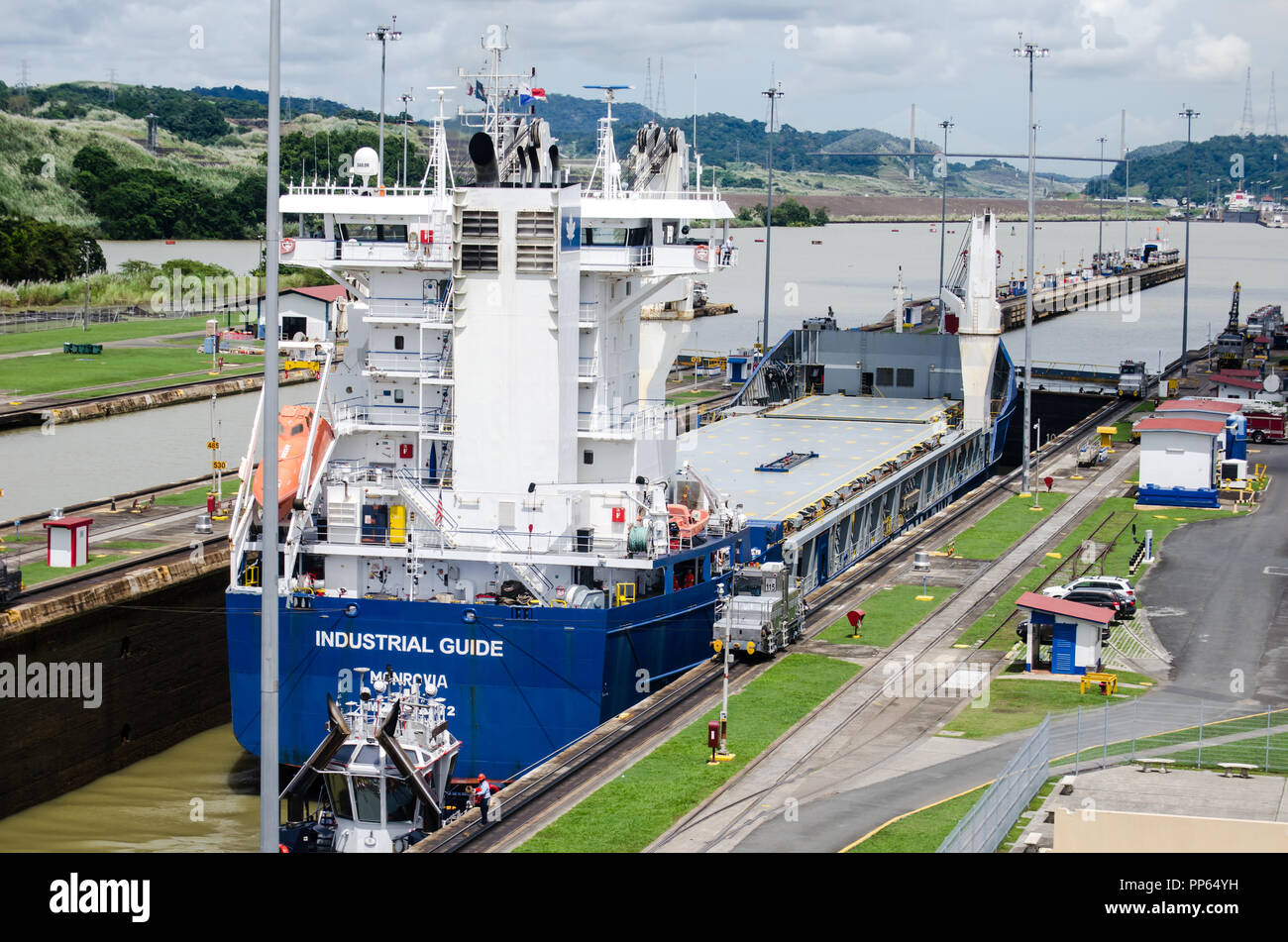 Una nave è passante attraverso il Miraflores Locks, dal lato del Pacifico a Miraflores Lago presso il Canale di Panama Foto Stock