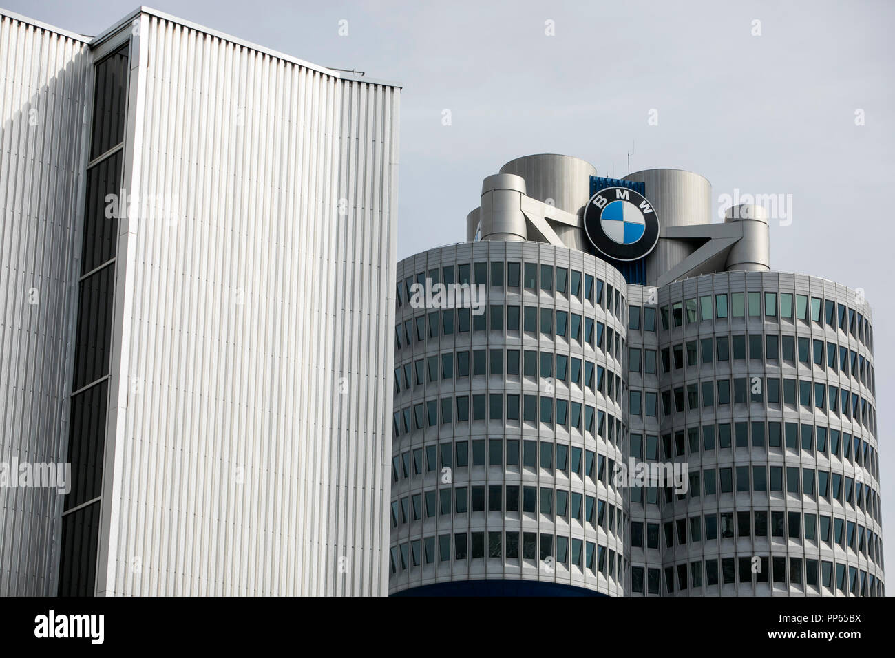 Un logo segno al di fuori della sede del gruppo BMW (Bayerische Motoren Werke) di Monaco di Baviera, Germania, il 9 settembre 2018. Foto Stock