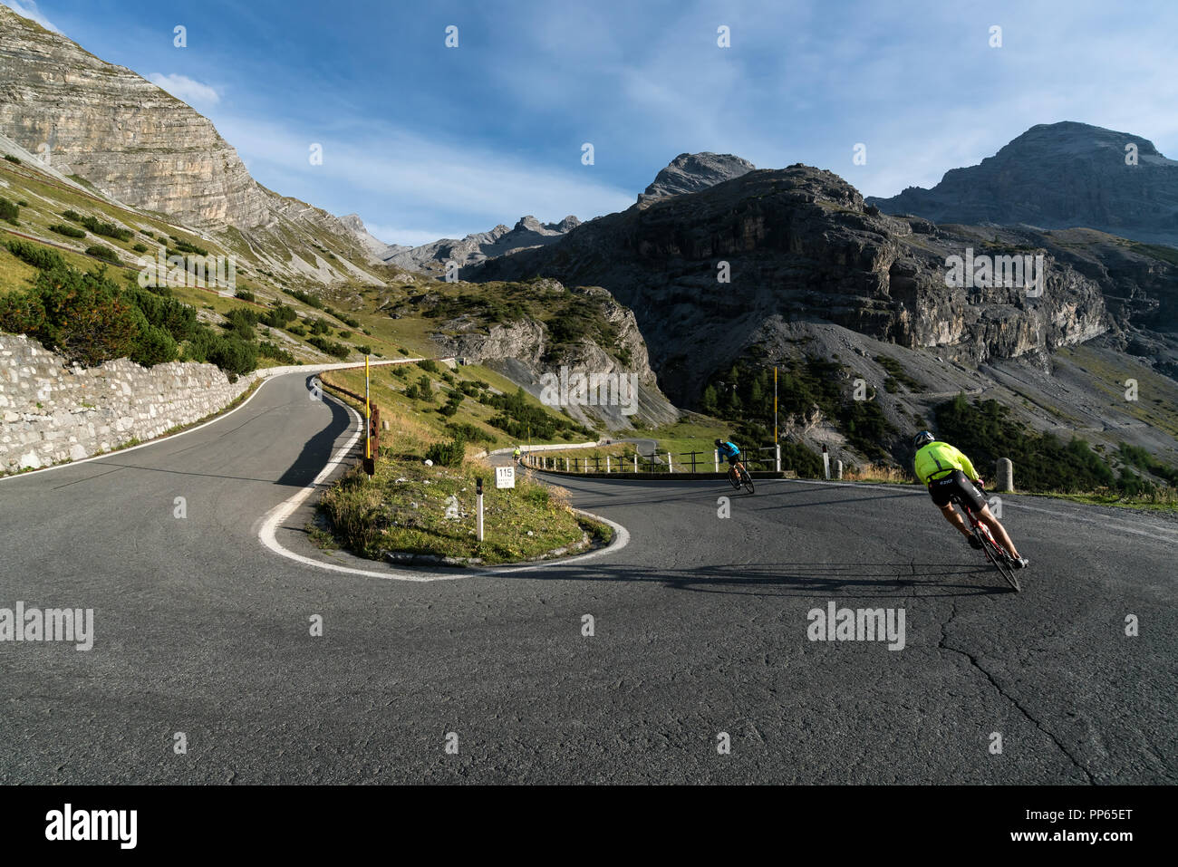 Il ciclismo su strada a tortuosa strada del Passo dello Stelvio vicino a Bormio, Italia, Europa, UE Foto Stock