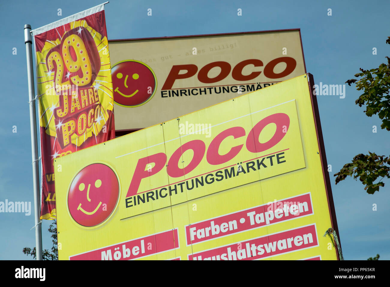 Un segno del logo al di fuori di un poco (Eigenschreibweise POCO) retail store a Monaco di Baviera, Germania, il 9 settembre 2018. Foto Stock