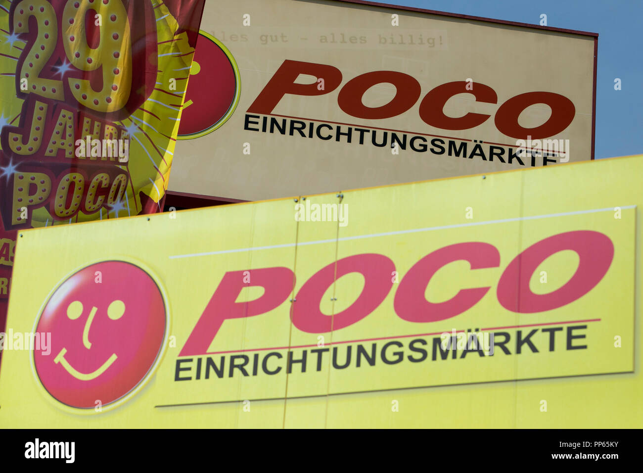 Un segno del logo al di fuori di un poco (Eigenschreibweise POCO) retail store a Monaco di Baviera, Germania, il 9 settembre 2018. Foto Stock