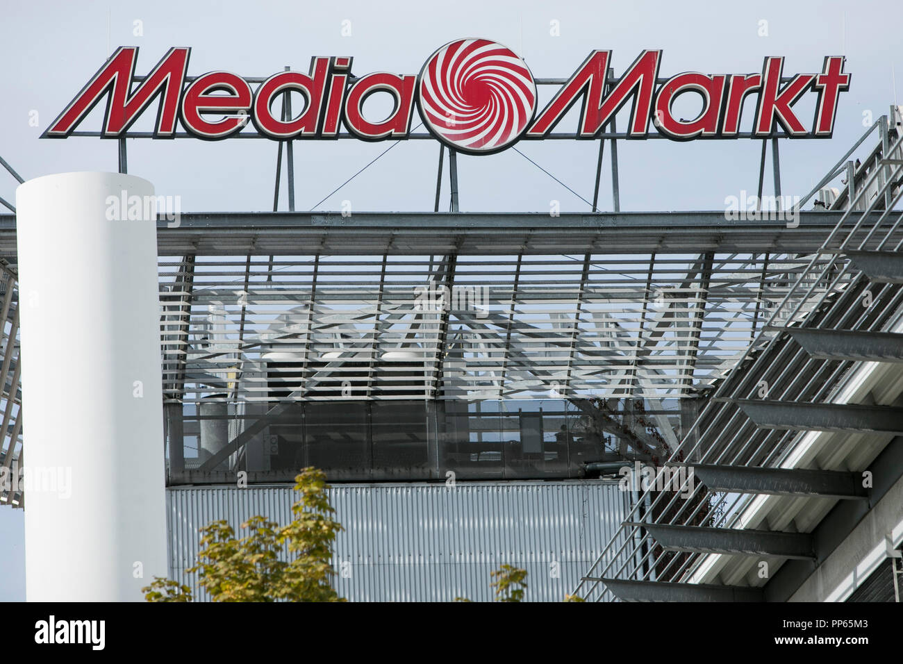 Un logo segno esterno di una Media Markt retail store a Monaco di Baviera, Germania, il 9 settembre 2018. Foto Stock Un logo segno esterno di una Media Markt retail store a Monaco di Baviera, Germania, il 9 settembre 2018. Foto Stock