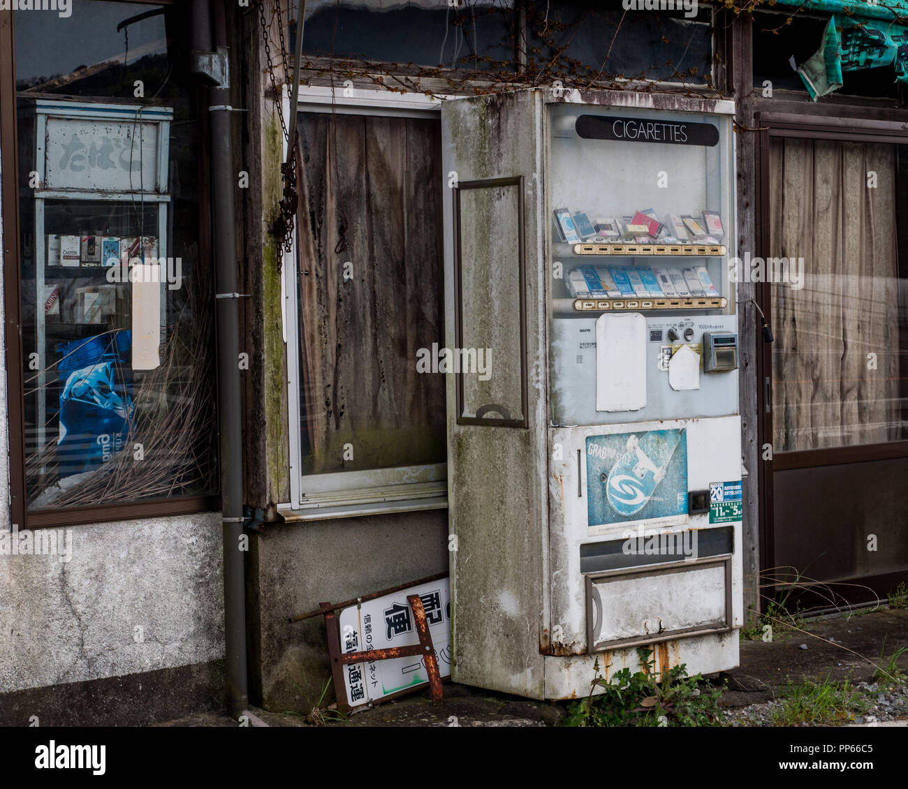 Abbandonata, vecchio, decadendo distributore automatico di sigarette mchine, Kunasaki Penisola, Oita-ken, Kyushu, Giappone Foto Stock