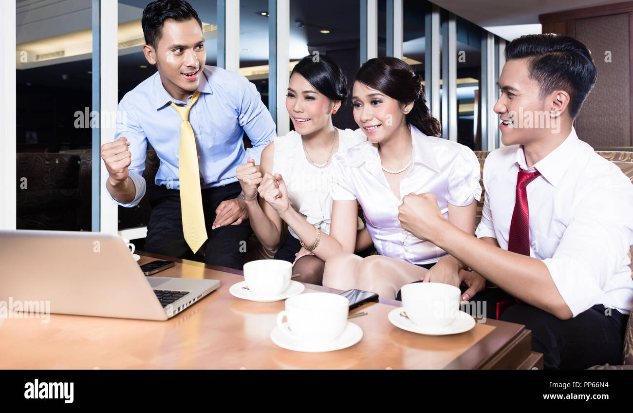 Happy business di successo di persone in ufficio Foto Stock
