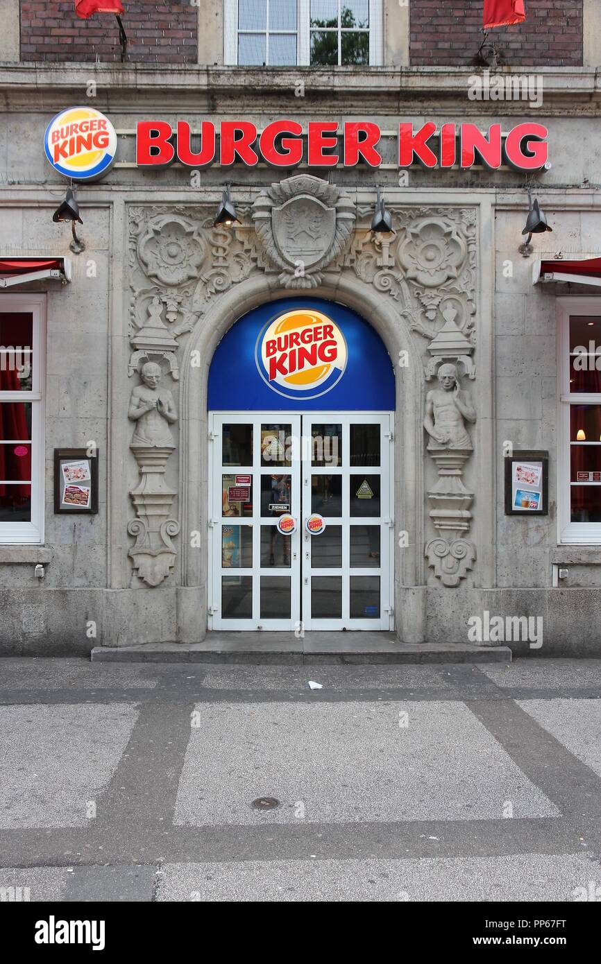 DORTMUND, Germania - 15 Luglio: Burger King ristorante sulla luglio 15, 2012 a Dortmund, Germania. A partire dal 2013 il fast food aveva oltre 13.000 punti vendita in 7 Foto Stock