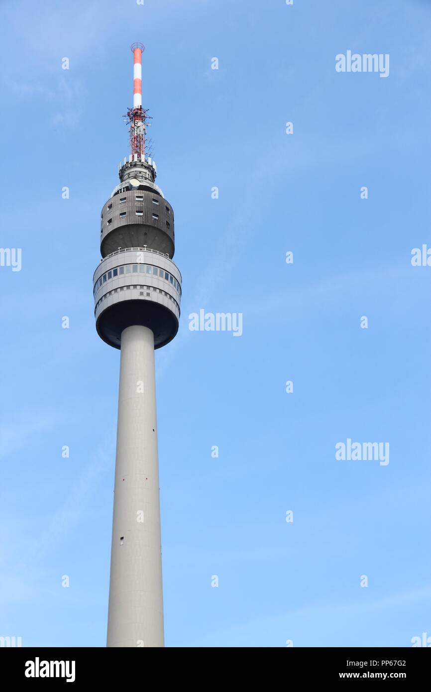 DORTMUND, Germania - 16 Luglio: Florianturm torre della TV sulla luglio 16, 2012 a Dortmund, Germania. La struttura è 219,6 metri (720 ft) di altezza, è stato completato nel Foto Stock