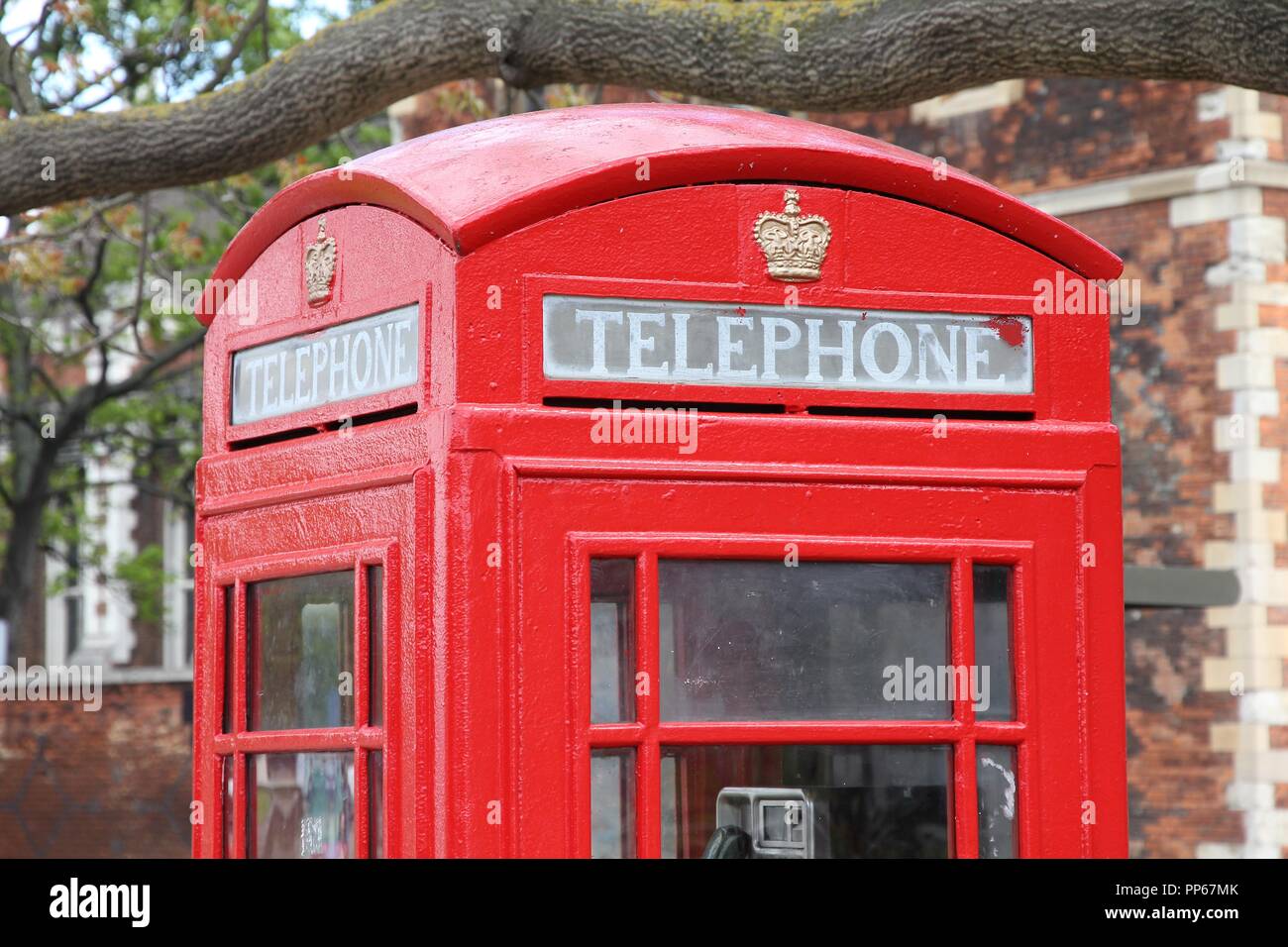 Cabina telefonica rossa inglese tipica immagini e fotografie stock ad