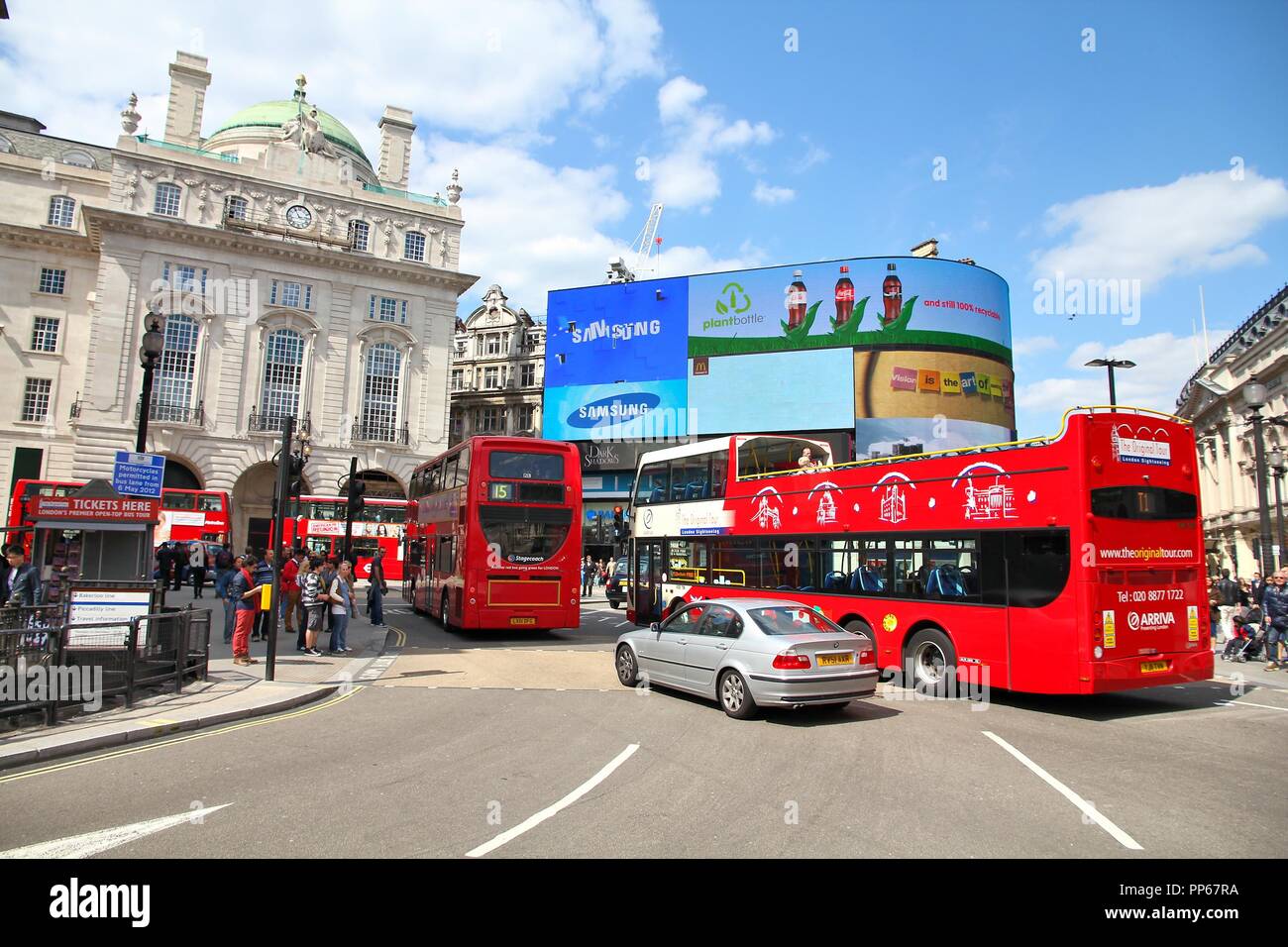 LONDON, Regno Unito - 13 Maggio 2012: la gente visita Piccadilly Circus a Londra. Con più di 14 milioni di arrivi internazionali nel 2009, Londra è la più visi Foto Stock
