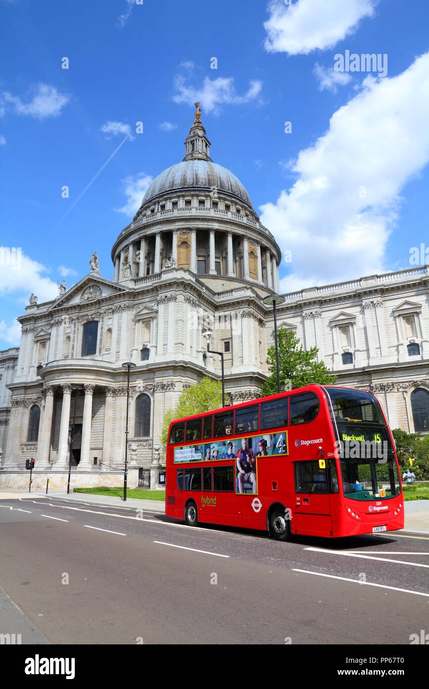 LONDON, Regno Unito - 13 Maggio 2012: la gente ride London bus a Londra. Come del 2012, LB serve 19.000 fermate di autobus con una flotta di autobus 8000. In un giorno feriale 6 millio Foto Stock