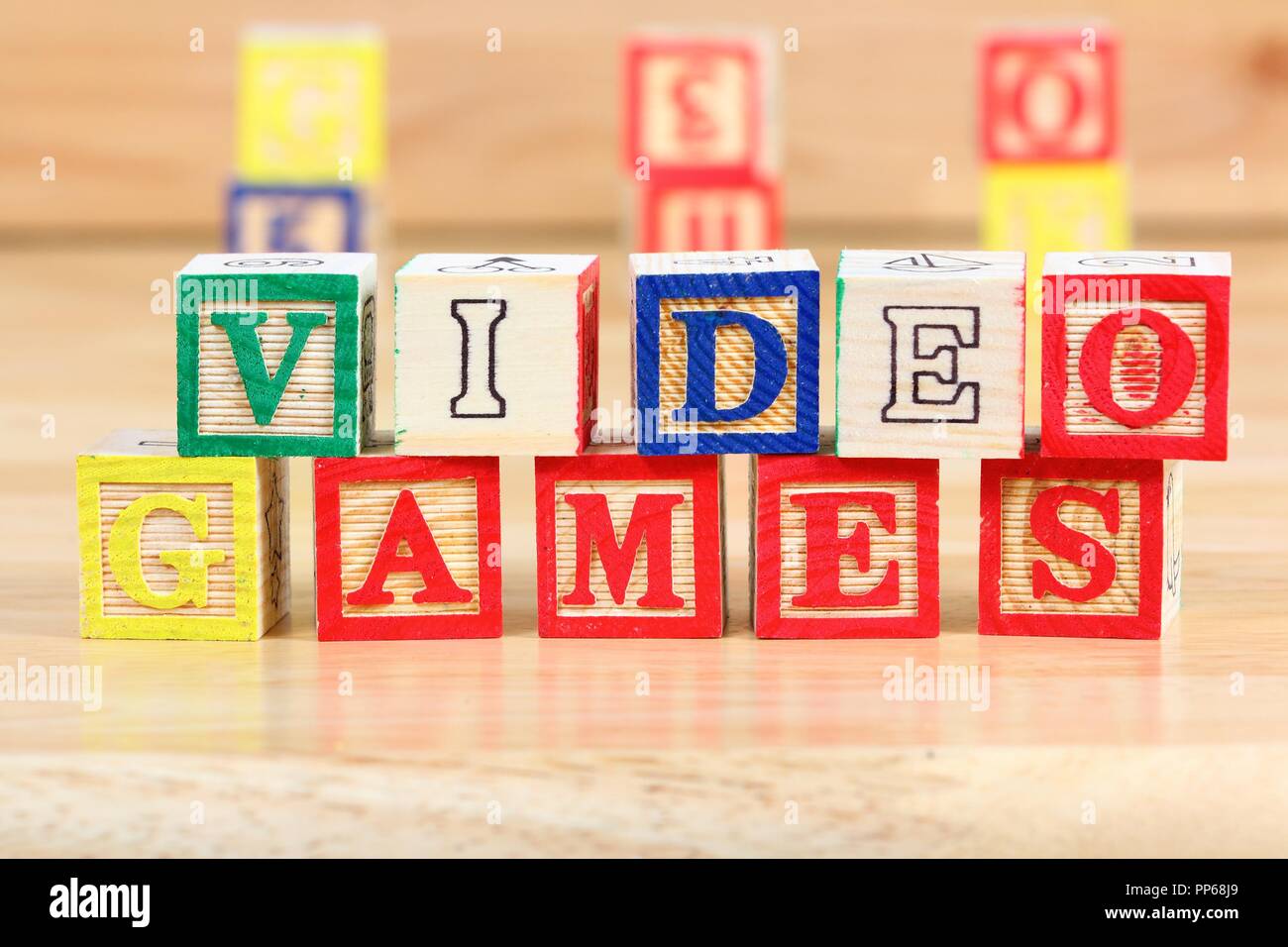 Blocchi di legno con lettere. Bambini giocattolo educativo concetto - bambini e video giochi. Foto Stock