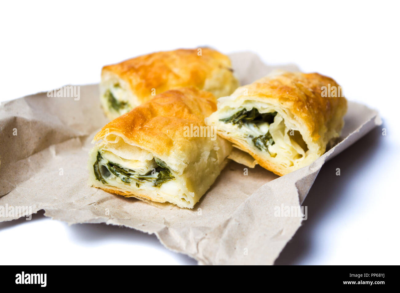 Torta fatta in casa con formaggio e spinaci isolato su bianco Foto Stock