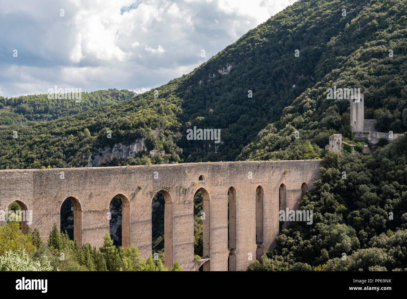 Il Ponte delle Torri un ponte acquedotto di probabile origine romana che collega la collina di Sant'Elia al Monteluco a sud di Spoleto. È Foto Stock