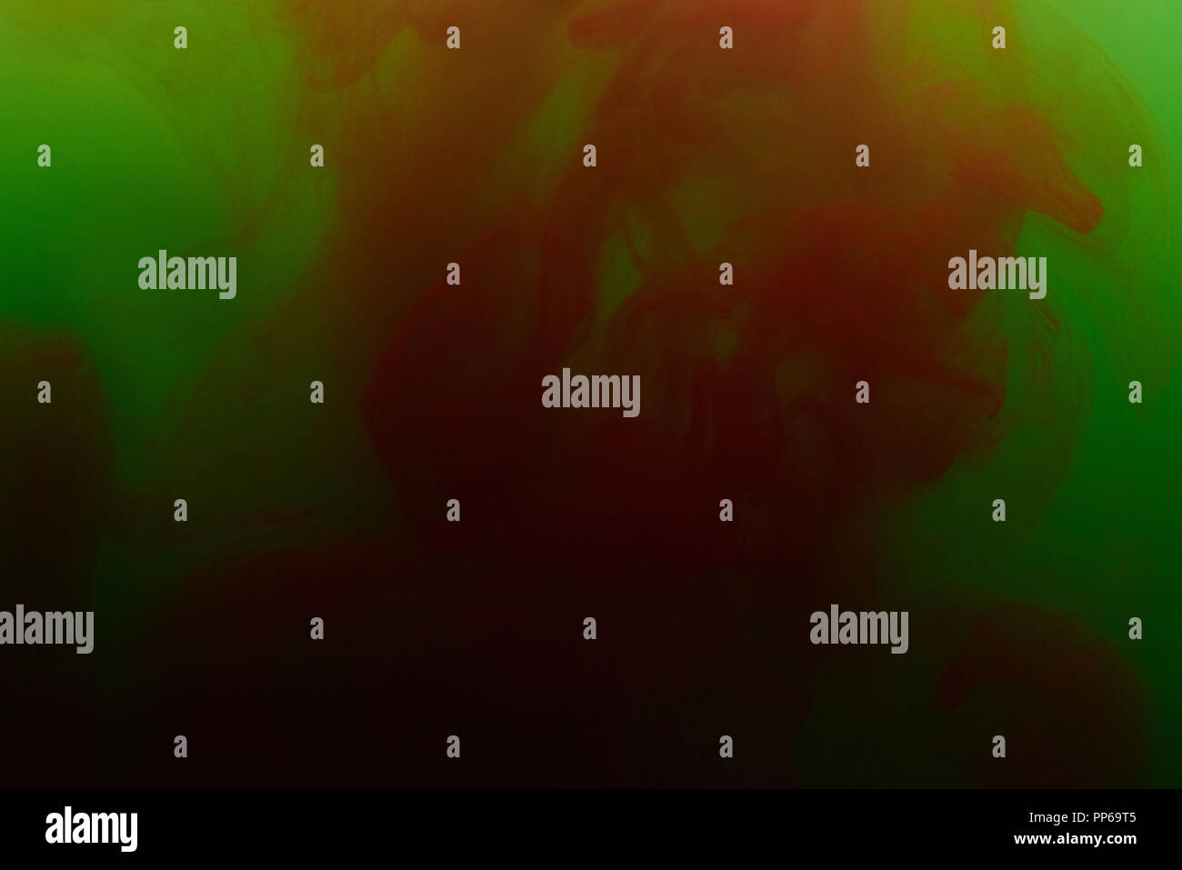 Il rosso e il verde mix di vernice ad acqua. Schizzi di inchiostro colorato in acqua Foto Stock