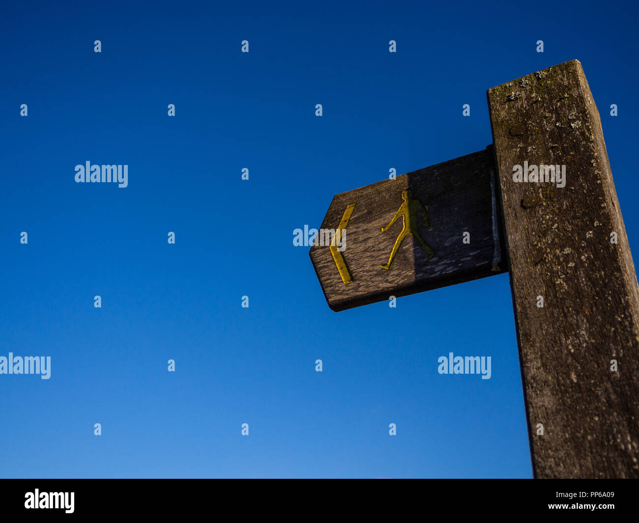 Il percorso segno posto contro un cielo blu Foto Stock