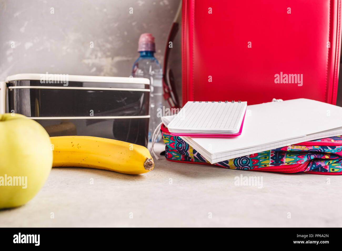 Pasto sano prep contenitori, frutta e acqua. Cibo da asporto su sfondo bianco, copia dello spazio. Foto Stock