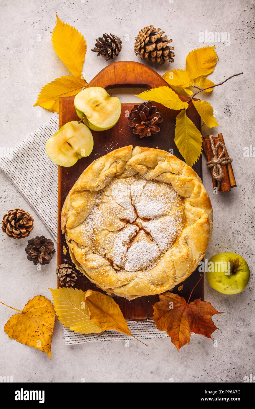 Tradizionale American apple pie su una tavola di legno, vista dall'alto. Caduta arredamento alimentare. Foto Stock