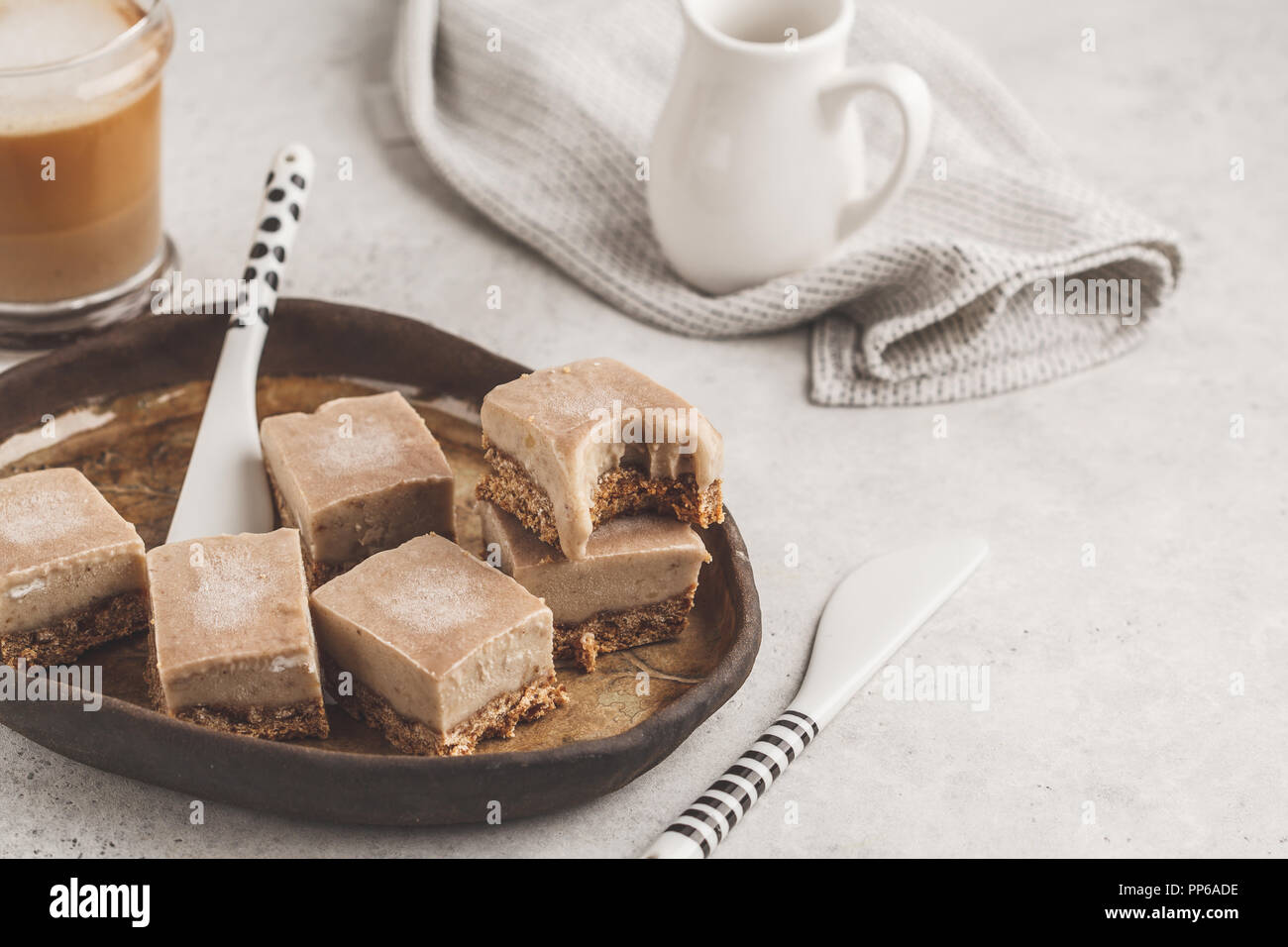 Vegano Raw Coffee Cake. Dessert sano. Pulire il concetto di mangiare. Foto Stock