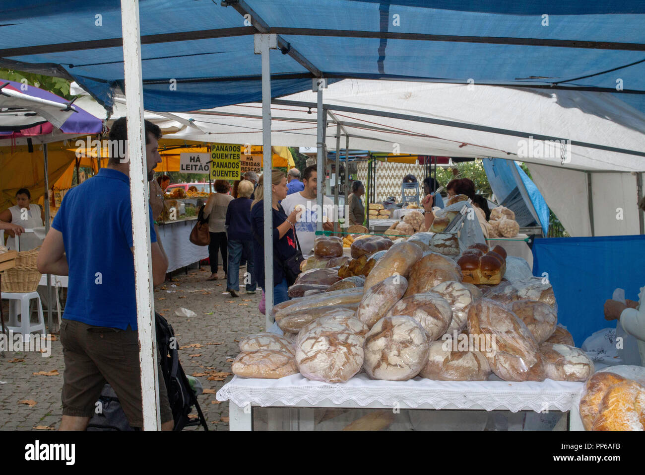 Espinho, Portugal. Vari tipi di pane artigianale in vendita in un mercato all'aperto a Espinho, Portogallo. Foto Stock