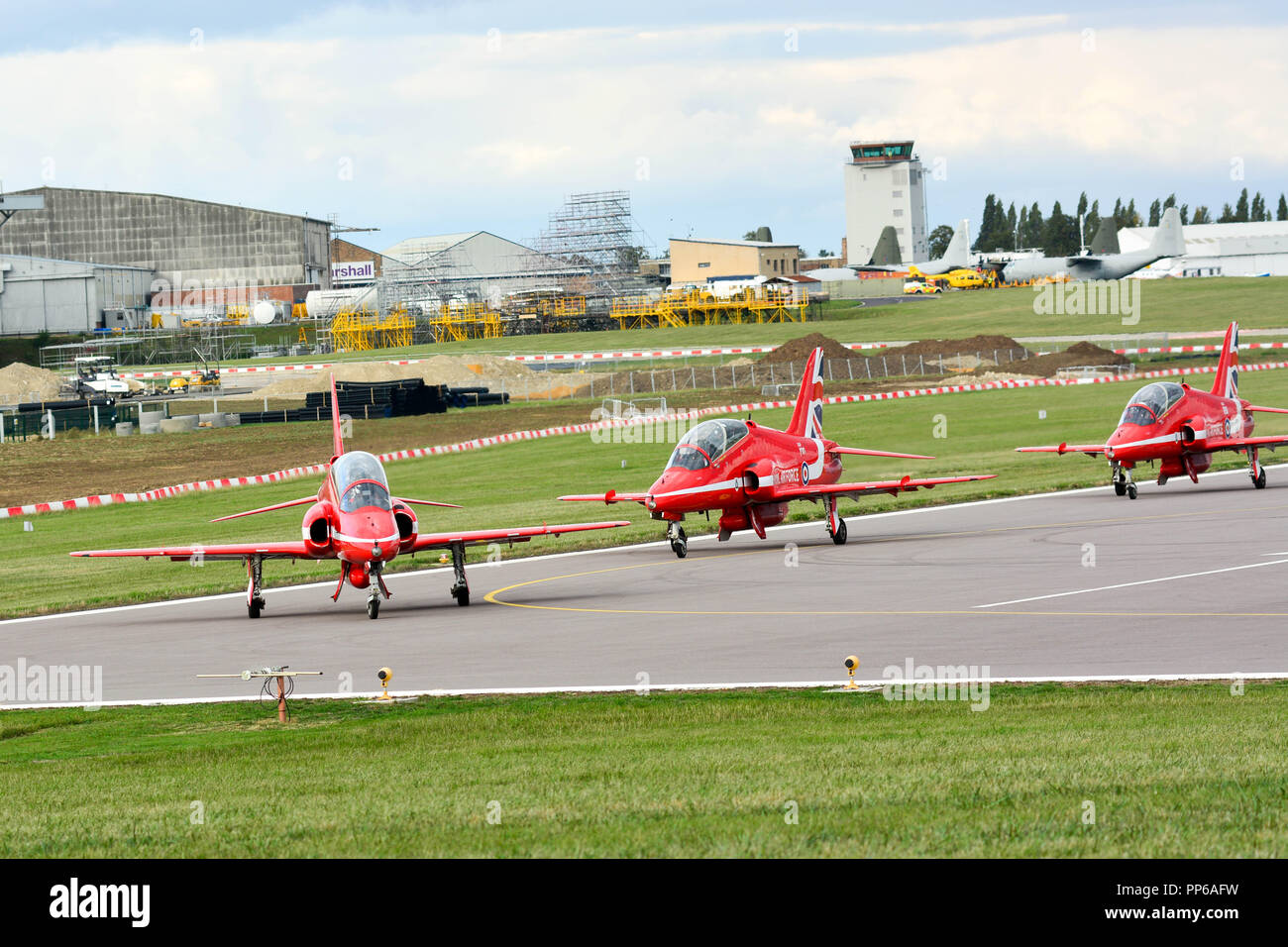 Cambridge Regno Unito, 2018-settembre-23. Le frecce rosse uscire Marshall Aerospace prima della loro schedualed display aria a Duxford alla fine il week-end di eventi Foto Stock