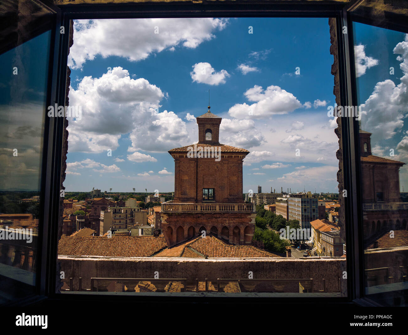 Vista dal Lion la torre del Castello Estense di Ferrara, Italia Foto Stock