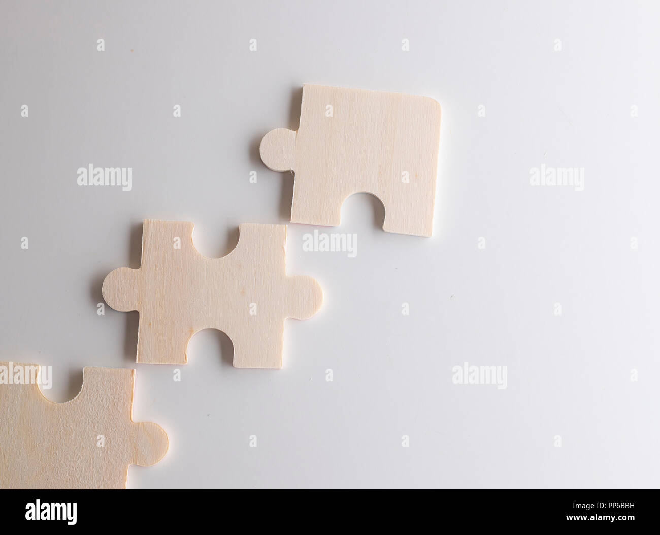 Puzzle su uno sfondo di legno. Concetto business. Idea: il lavoro di squadra. Close up. Foto Stock