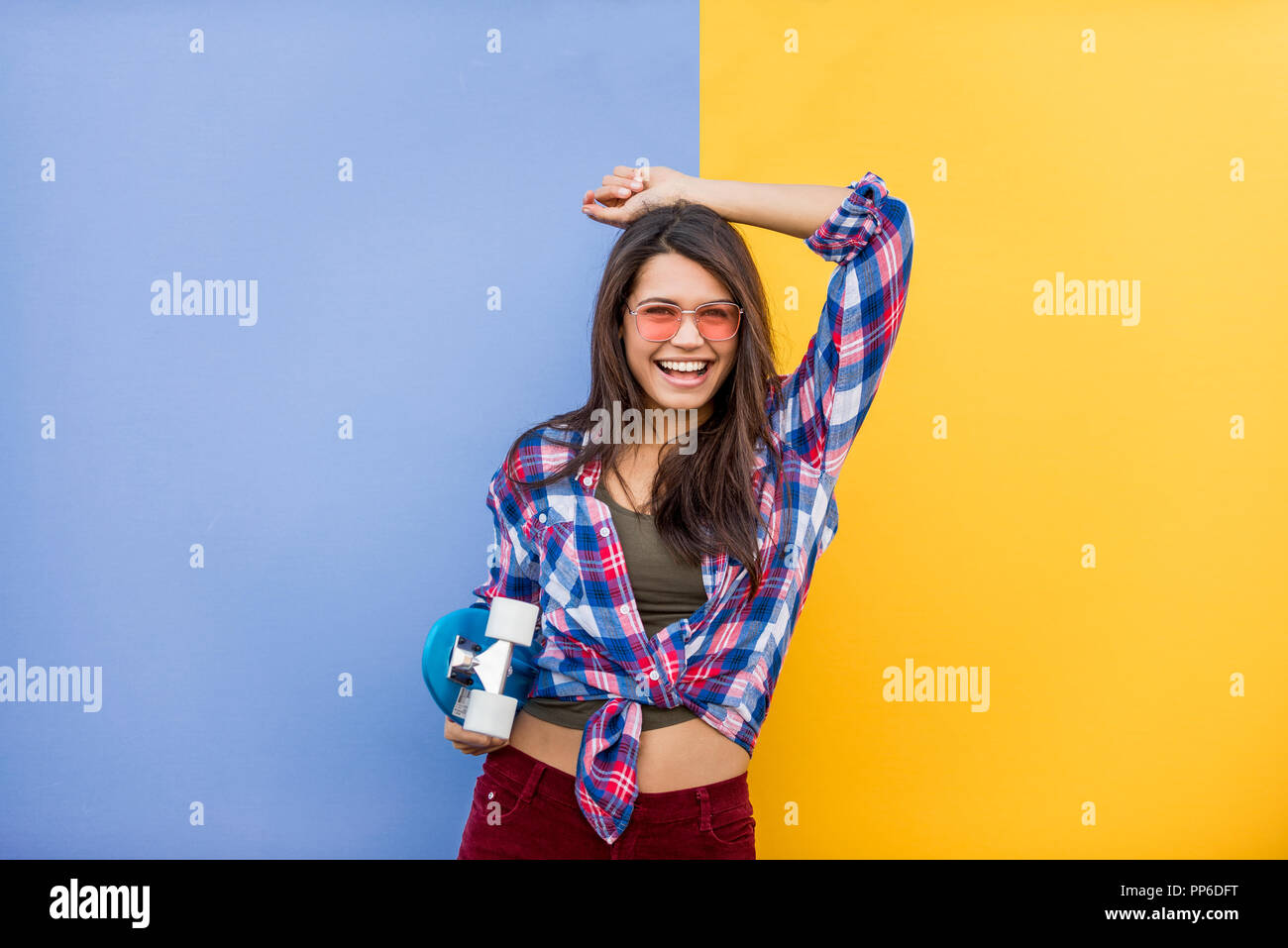 Ritratto di elegante Pretty girl su sfondo colorato - donna felice con  stile urbano abbigliamento, concetti riguardo allo stile di vita e della  gioventù Foto stock - Alamy