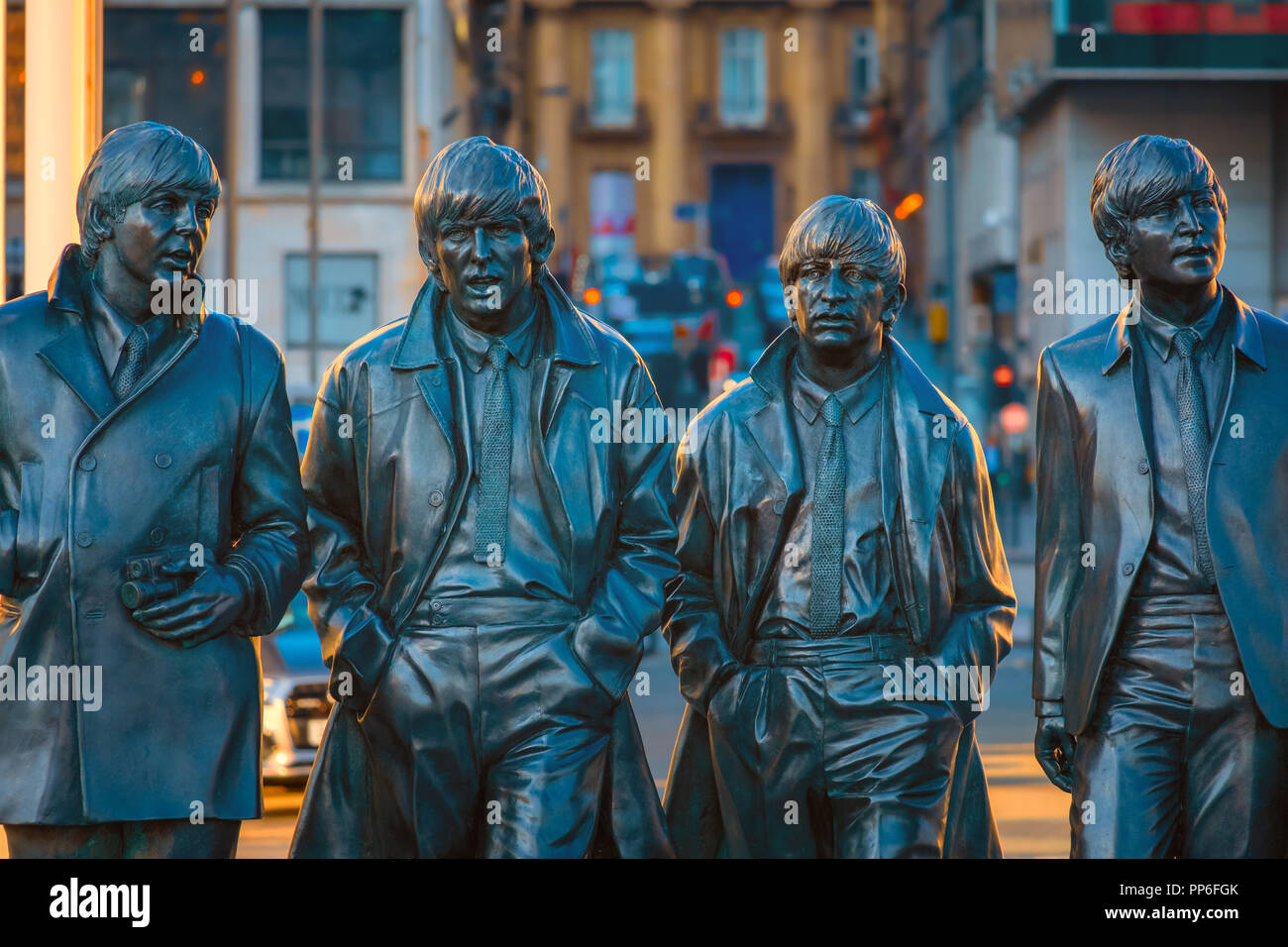 Liverpool, Regno Unito - 17 Maggio 2018: statua in bronzo del Beatles sta al Pier Head sul lato del fiume Mersey, scolpito da Andrea Edwards ed eretta Foto Stock