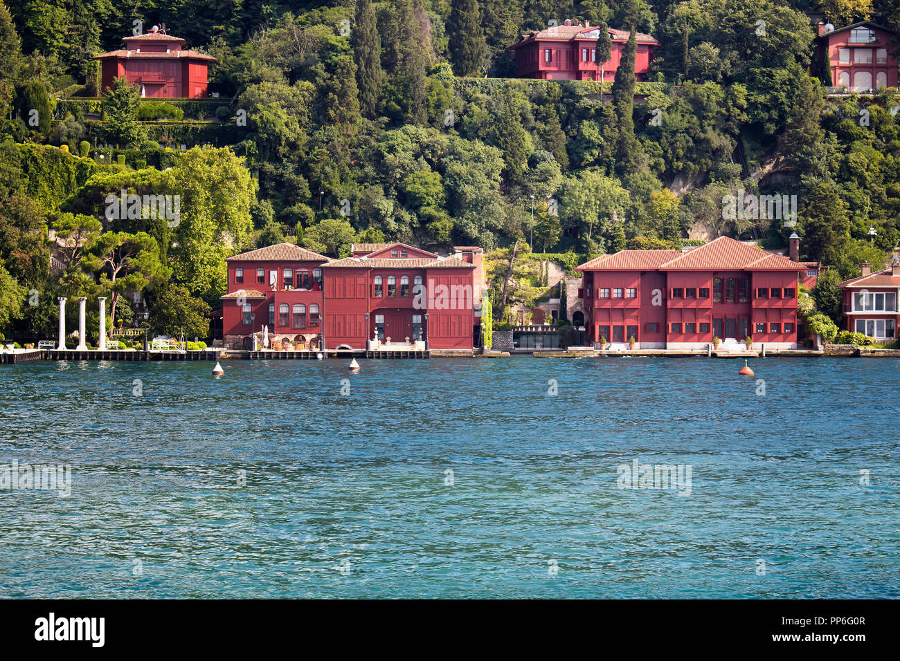 Vista della storica, vecchio turco / case Ottomane dal Bosforo sul lato Asiatico di Istanbul. È una soleggiata giornata estiva. Foto Stock