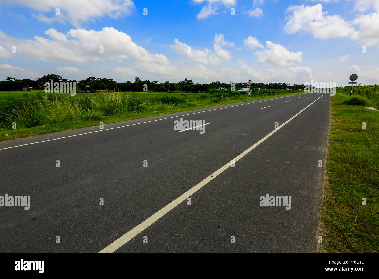 Padma bridge approach strade a Zajira in Shariatpur. Bangladesh Foto Stock