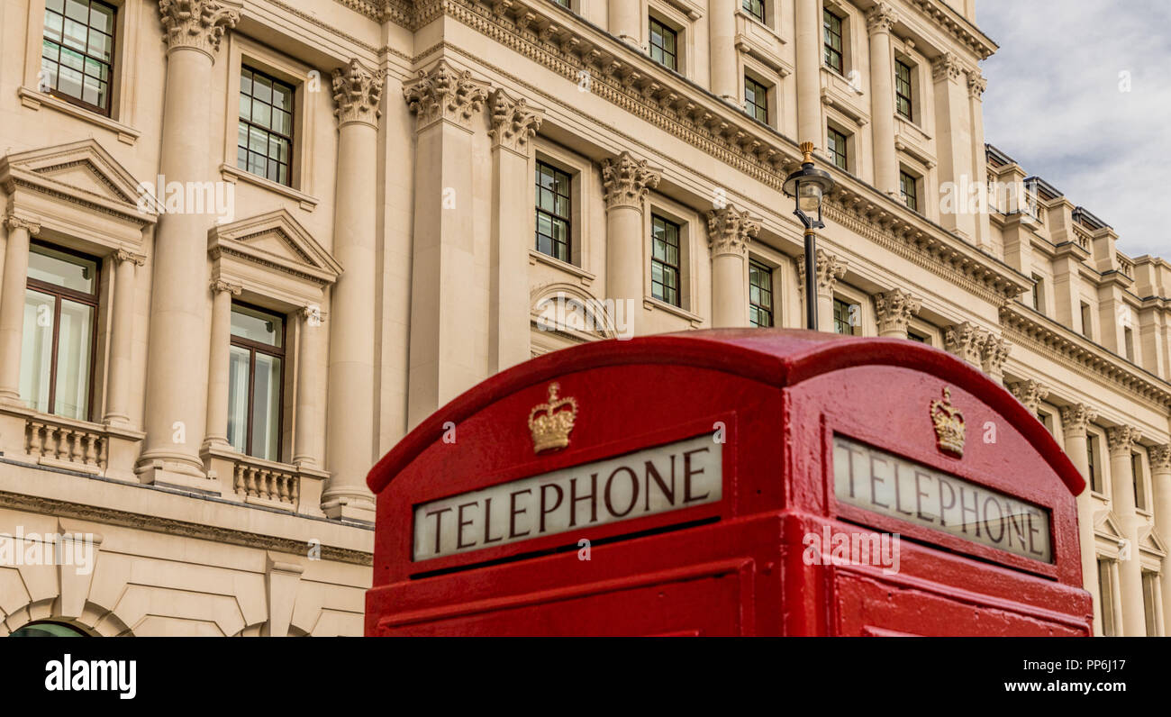 Londra. Settembre 2018. Una vista di un telefono rosso nella casella di Westminster a Londra Foto Stock