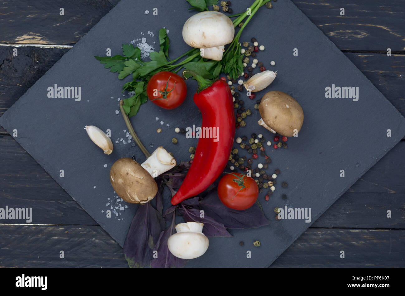Composizione dalla multi-colore di champignon. Marrone e bianco Champignon. Foto Stock