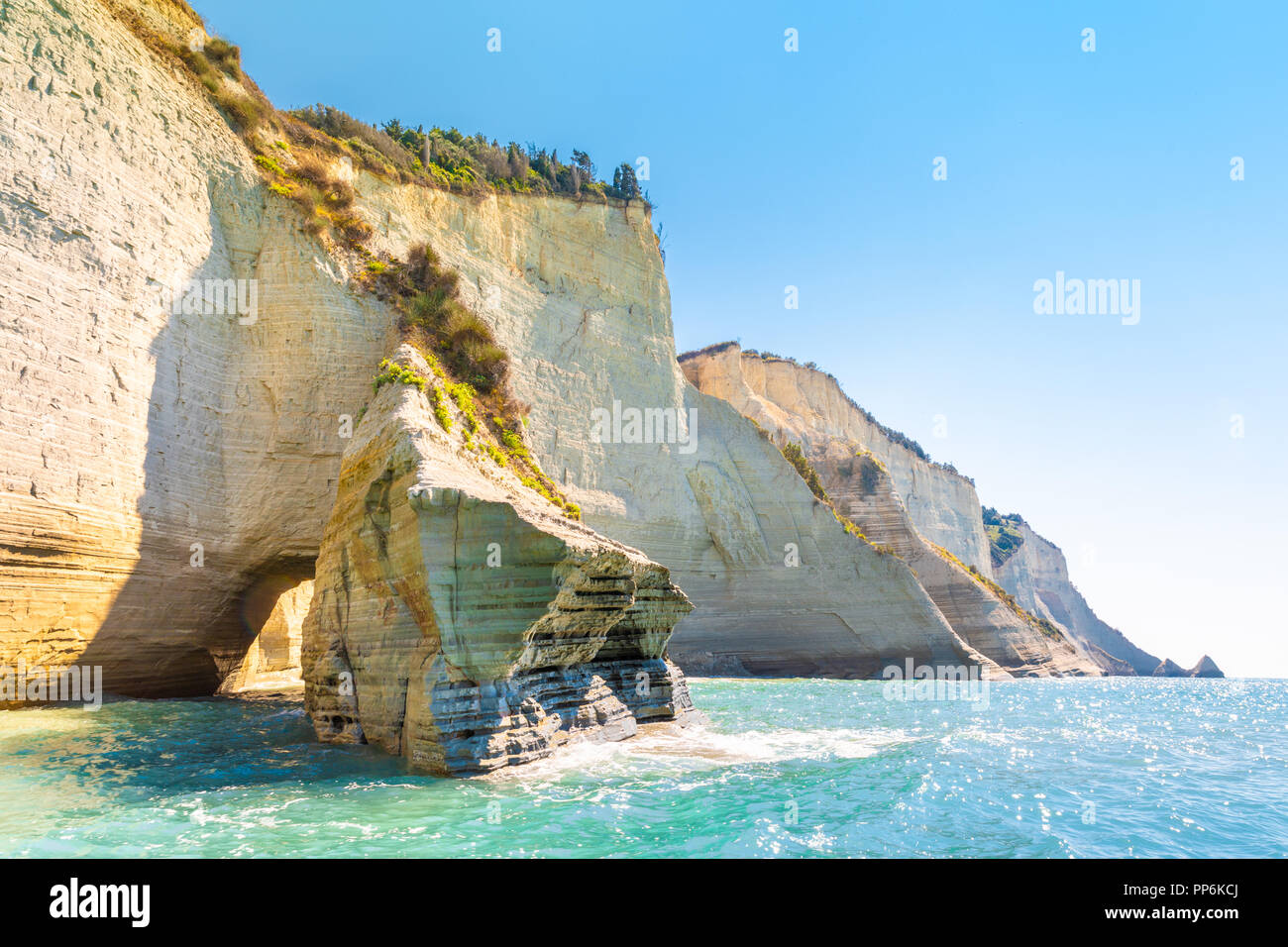 Spiaggia di Logas e incredibile scogliera rocciosa a Perulades. Corfù. La Grecia Foto Stock