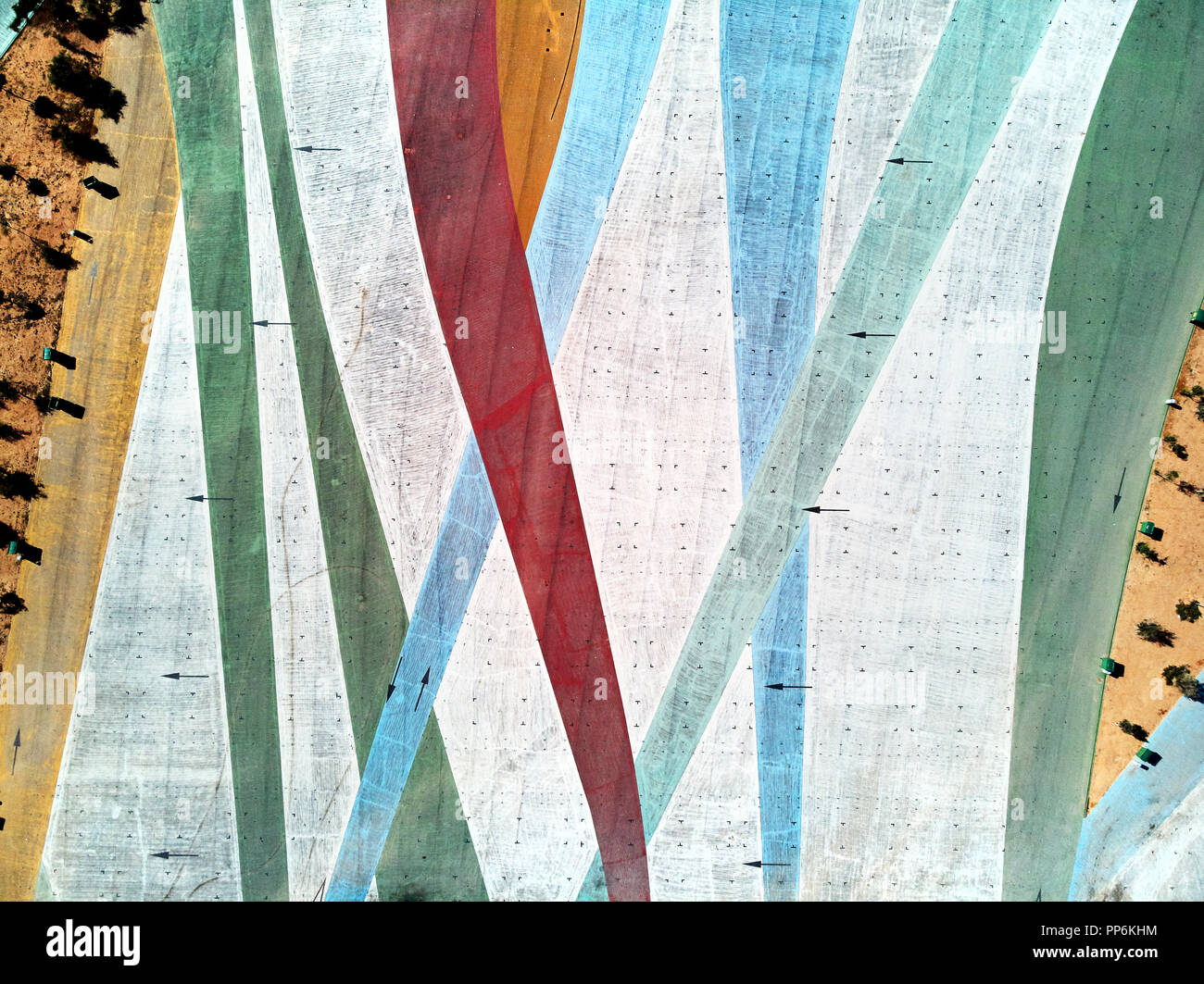 La fotografia aerea Torrevieja mercato vuoto area di parcheggio, quadrata per il trasporto. Ogni venerdì molti turisti e villeggianti acquistare generi alimentari. Spagna Foto Stock