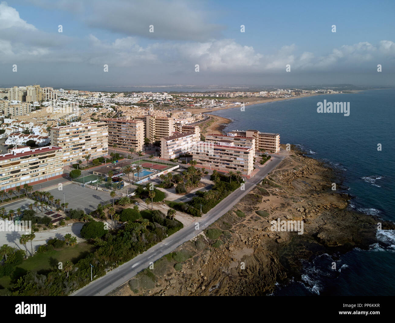 La fotografia aerea La Mata quartiere residenziale, Torrevieja townscape. Costa rocciosa blu Mare Mediterraneo superiore vista sopra. Luogo famoso per i viaggiatori Foto Stock