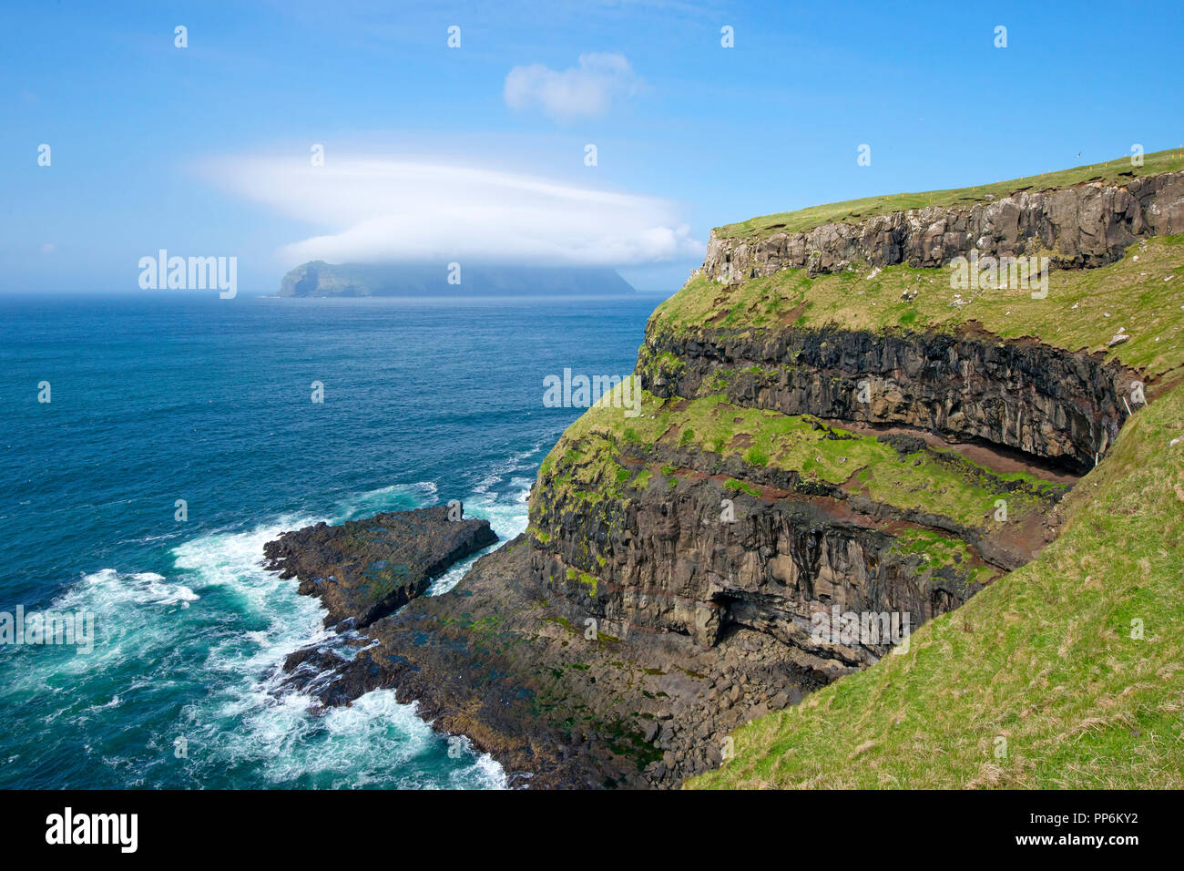 Gasadalur cliff, giornata soleggiata, funzionario ministeriale, Isole Faerøer, Danimarca. Foto Stock