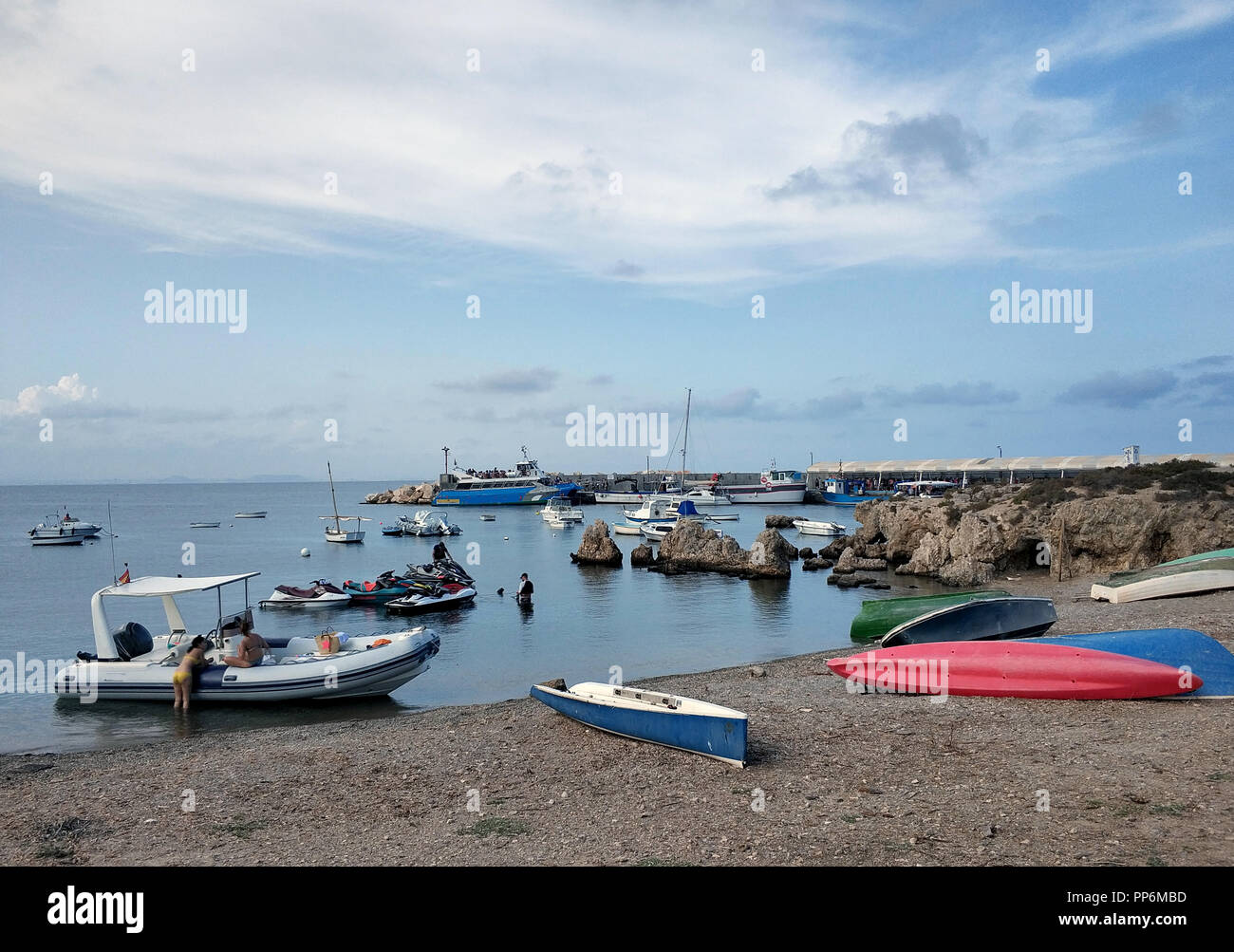Isola di Tabarca, Spagna - 4 Settembre 2018: barche da pesca nella spiaggia di Isola di Tabarca. Famose destinazioni di viaggio per vacanzieri in estate. Spagna Foto Stock