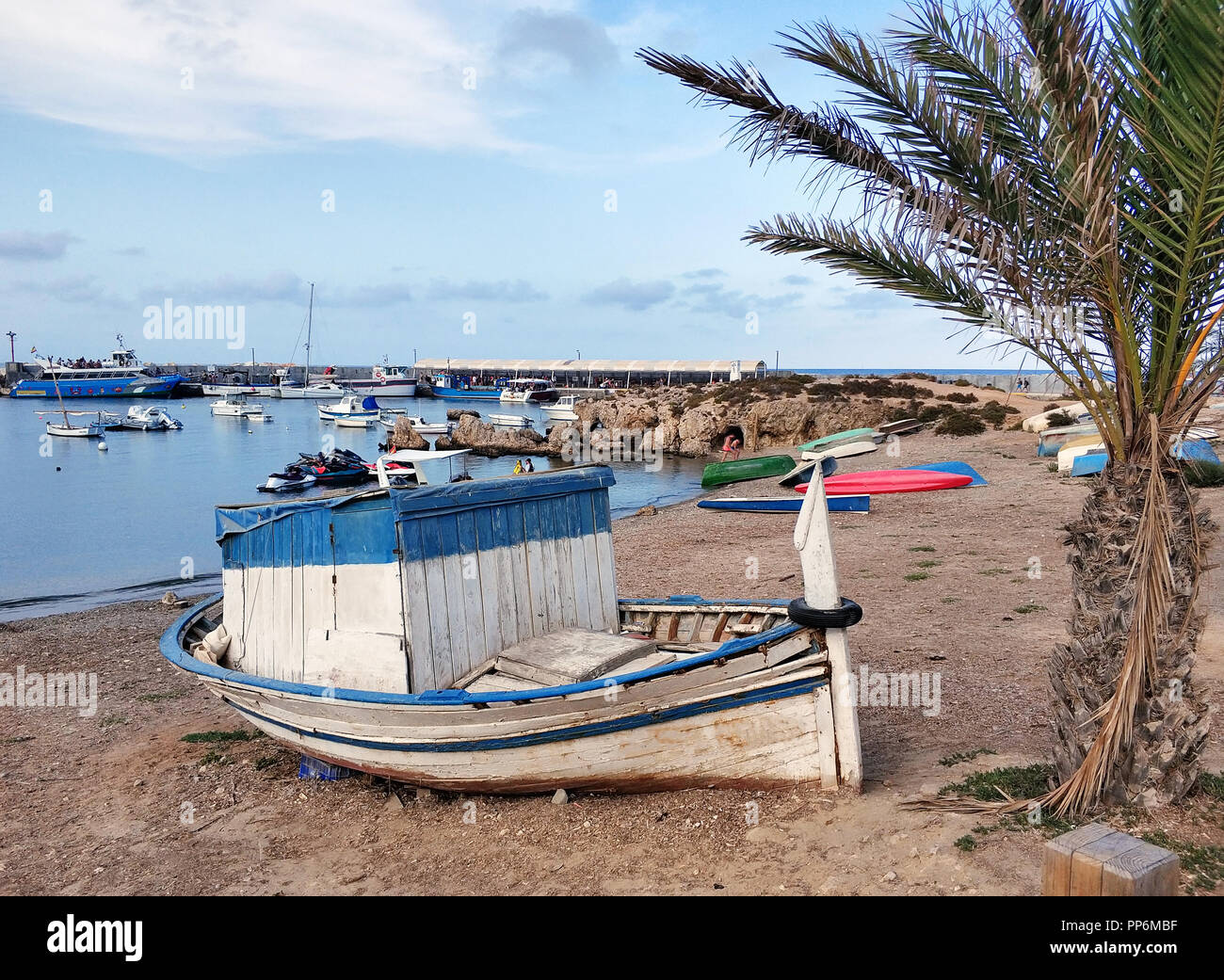 Barche da pesca nella spiaggia di Isola di Tabarca. Famose destinazioni di viaggio per vacanzieri in estate. Spagna Foto Stock