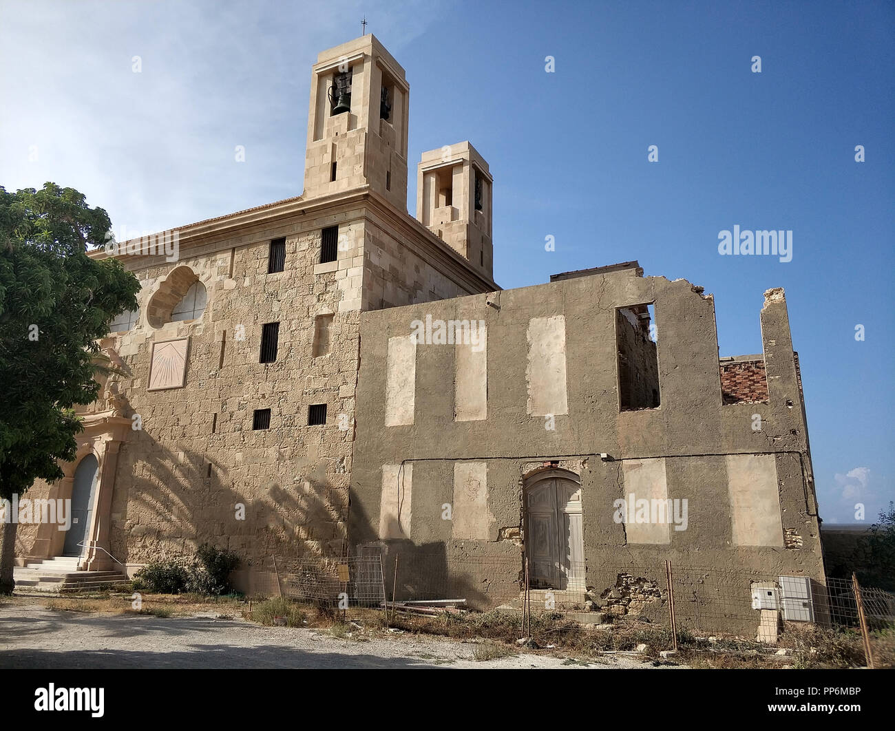La facciata della chiesa cattolica di San Pietro e di San Paolo sull'isola spagnola di Tabarca. Antica dimora storica monumento spagnolo. Spagna Foto Stock