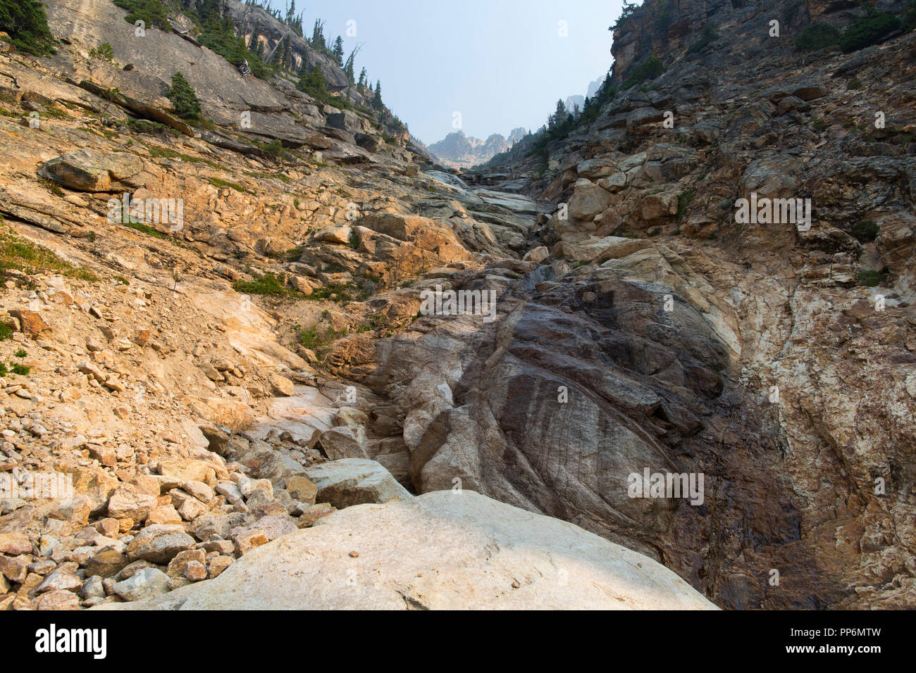 Torreggianti scogliere e montagne lungo la Pacific Crest Trail, North Cascades, Washington Foto Stock