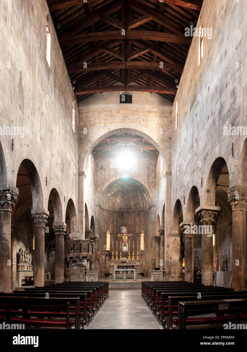 L'interno del Duomo di Carrara, in Toscana, interamente realizzati in marmo bianco Foto Stock