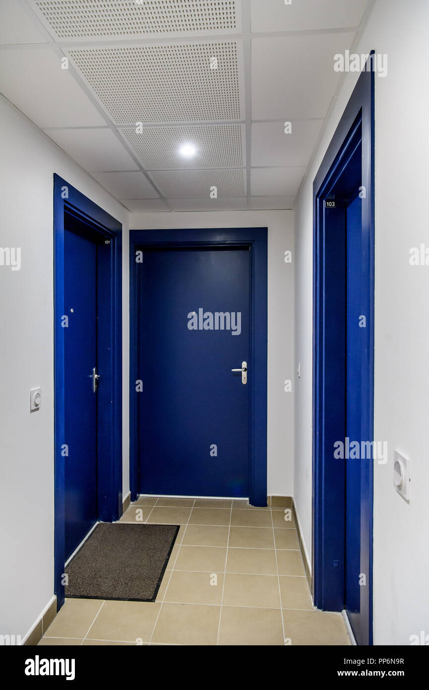 La porta anteriore di diversi appartamenti in un edificio di appartamenti Foto Stock